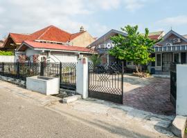 Hotel Photo: SUPER OYO Gandaria Guest House Near Masjid Raya Sumatera Barat