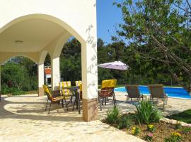 A picture of the hotel: Entfliehen Sie dem Alltag geräumige Wohnung mit Terrasse und eigenem Pool in ruhiger Umgebung in der Nähe von Split