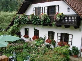 Hotel Photo: Komfortables Landhaus mit Gartengrundstück und Naturbadeteich direkt am Wald und verkehrsbegünstigt für Ausflüge