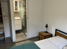 Hotel fotografie: Chambre avec Salle de bain privée dans appartement partagé