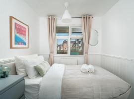 Hotel Foto: Gorgeous 3 Bedroom flat In London on Central Line for Families, Contractors, Business Travellers