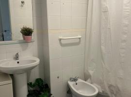 A picture of the hotel: cuki habitacion baño privado