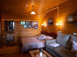 Cherry Cabin - Little Log Cabin in Wales, hotel v destinaci Bettws Cedewen