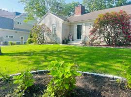 Hotel Foto: Beautiful Cape Cod home! Steps to beach!