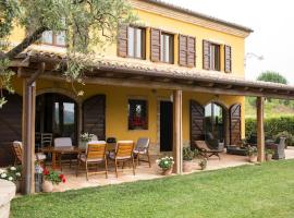 รูปภาพของโรงแรม: Lolìa Farmhouse with Olive Grove and Hot Tub
