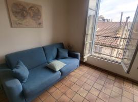 호텔 사진: Beautiful studio overlooking the Palais des Papes