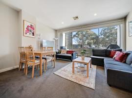 A picture of the hotel: Tranquil Apartment in Green, Well Connected Suburb