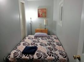 Фотография гостиницы: Small Cozy Private Room For 1 or 2 Travellers in a Great Location (King George Boulevard, Surrey)