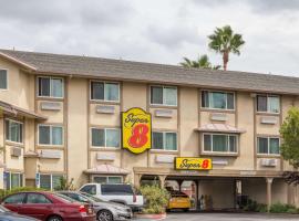 รูปภาพของโรงแรม: Super 8 by Wyndham Sacramento
