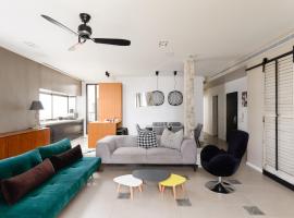 Хотел снимка: Vintage 3BR with Balcony in TLV Center by FeelHome