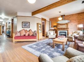 Hotel Photo: Vintage Chic Laramie Apt with Deck and Walk to Shops!
