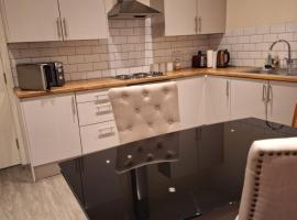 รูปภาพของโรงแรม: Fabulous Home from Home - Central Long Eaton - Lovely Short-Stay Apartment - HIGH SPEED FIBRE OPTIC BROADBAND INTERNET - HIGH SPEED STREAMING POSSIBLE Suitable for working from home and students Very Spacious FREE PARKING nearby