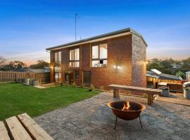 Beachside Weekender Retreat with Spa sleeps 11-13, hôtel à Ocean Grove