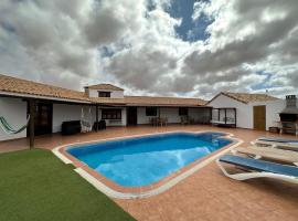 होटल की एक तस्वीर: Villa with pool in the centre of Fuerteventura