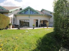 होटल की एक तस्वीर: Pretty terraced house with garden level and garage