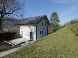 A picture of the hotel: Pretty new and comfortable house between towns and lakes