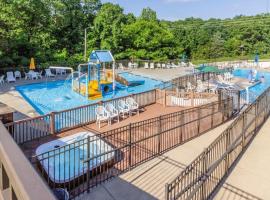 A picture of the hotel: Branson Condo at Stonebridge Golf Resort with Pool and Wi-Fi near Silver Dollar City