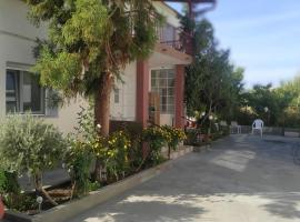 होटल की एक तस्वीर: Kavala,Garden House