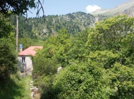 Hotel fotoğraf: Rustic and Remote Stone Cottage