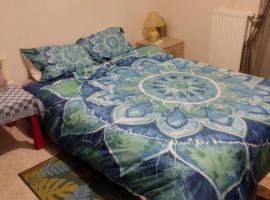 Cozy chambre en Clichy, tout près de Paris, Hotel in Clichy