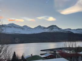 होटल की एक तस्वीर: Eastfjord Apartment With Fjord view