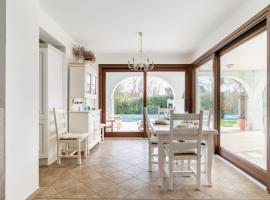 Hotel Photo: Serene Pool Villa on the Lagoon