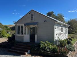 A picture of the hotel: Ohariu Farm Cottage
