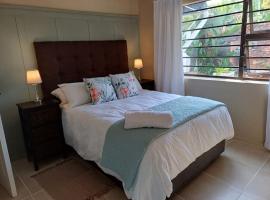 รูปภาพของโรงแรม: T & T's Self-Catering Townhouse