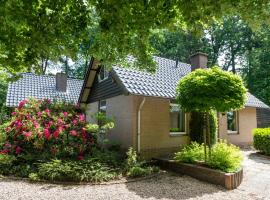 酒店照片: Cozy house with a fireplace in a holiday park in a natural area