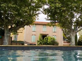 होटल की एक तस्वीर: Superbe villa avec piscine, jardin et terrasse aux portes d'Aix en Provence