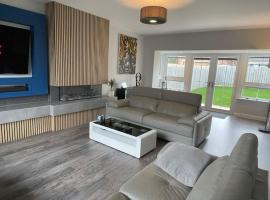 Hotel Photo: Belfast Luxury: Spacious 2BR Home Near Stormont