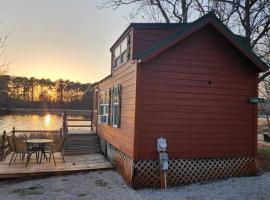 A picture of the hotel: Wheeler Lake Sunset Retreat 1