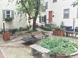 מלון צילום: Center City Townhome in Quiet Courtyard