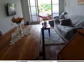 LINDO APTO CENTRAL, QUASE ao LADO DO HOTEL NACIONAL CORUMBÁ -MS, hotel in Corumbá