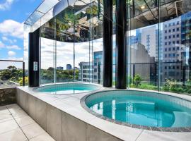 Fotos de Hotel: Impeccably Chic City 2-Bed with Pool, Sauna & Gym