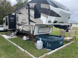 Fotos de Hotel: Entire one bedroom RV