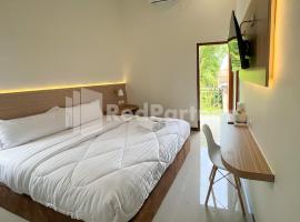 Hotel Photo: JENGGO Riverside Mitra RedDoorz near Kampung Inggris Pare