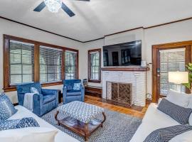 Hotel Photo: Stunning and Cozy 4BR in Historic Avondale