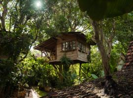 Roots Tree House, hotel din Uluwatu