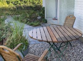 Foto di Hotel: Helle, gemütliche Ferienwohnung in ruhiger Wohnlage und Sitzecke im Gartenbereich