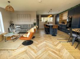 A picture of the hotel: Stylish, central home with open-plan living