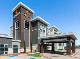 La Quinta Inn & Suites by Wyndham Ft Worth-Burleson, хотел в Бърлисън