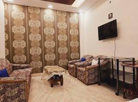 Hotel fotoğraf: Hostmystay-2bhk Amarcolny Market