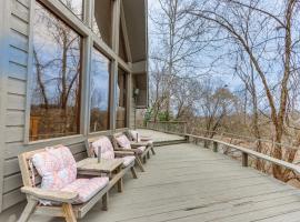 酒店照片: Riverfront Baxter Springs Home with Deck and Grill!