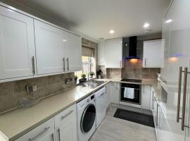 A picture of the hotel: Addlestone Stylish Spacious Three Bedroom House