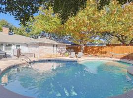 Photo de l’hôtel: Stunning Modern Rustic House - Pool Playroom Patio