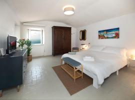 A picture of the hotel: Casa Avio luminosa con vista mare