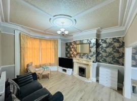 Hotel fotoğraf: Entire 4br with cot, free street parking and garage