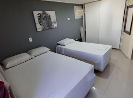होटल की एक तस्वीर: Apartamento Docelar Garagem Feirinha e Hospitais