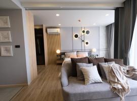 Hotel kuvat: Designer Posh Sleeps 4 Asoke Terminal 21 Grand Palace MRT Convience